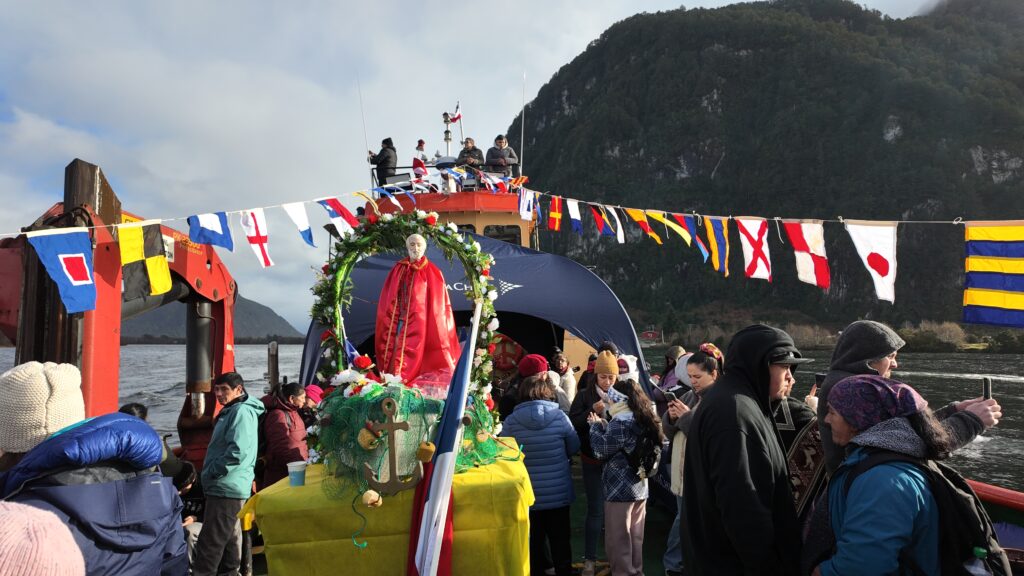 Puerto Aysén conmemoró la festividad de San Pedro con tradicional procesión por el río Aysén