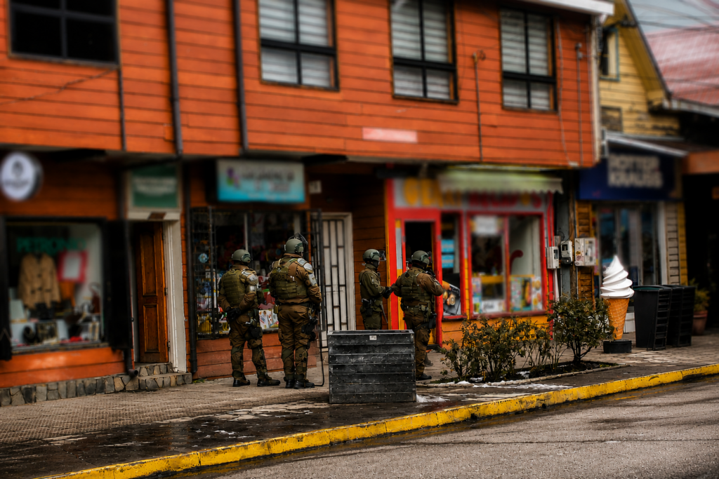 Allanamiento en Coyhaique deja dos detenidos tras megaoperativo contra red de tráfico de cannabis desde Antofagasta hasta Aysén